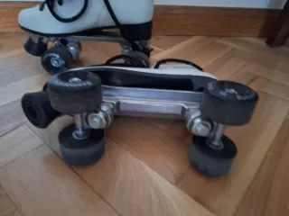 Patines blancos con cordones negros, talla 39