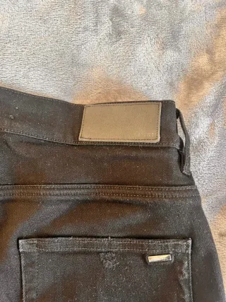 Vaqueros negros rotos