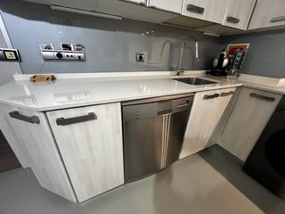 Cocina completa plata y blanca