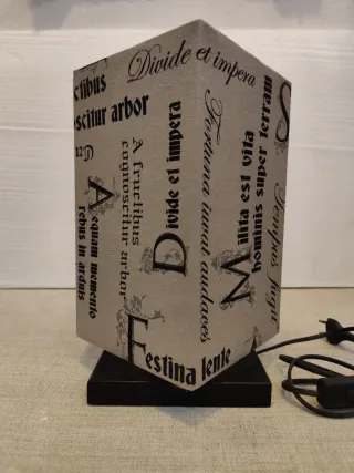 Lampada da tavolo in tessuto e metallo