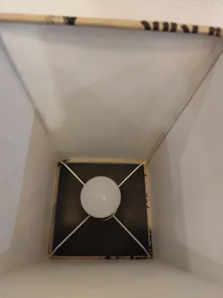 Lampada da tavolo in tessuto e metallo