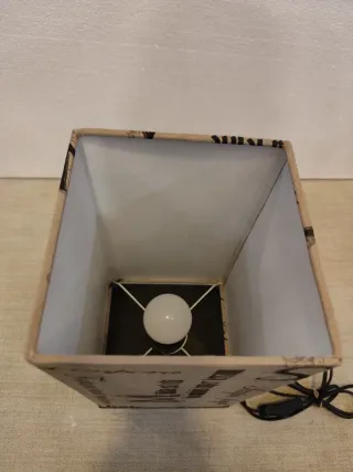 Lampada da tavolo in tessuto e metallo