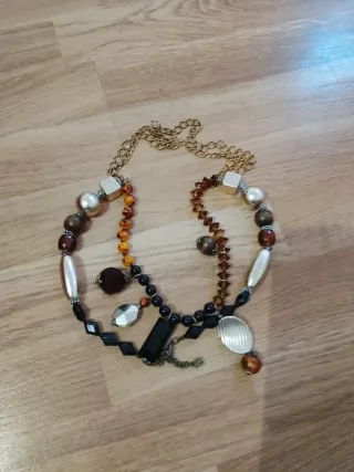 Collar de cuentas y cadena dorada