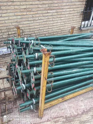 Puntales metálicos verdes