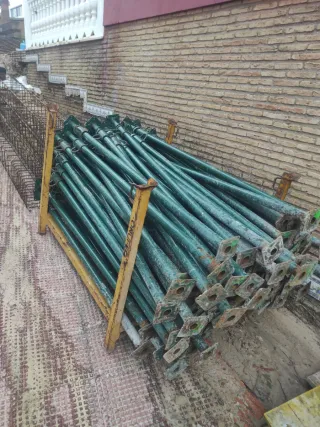 Puntales metálicos verdes