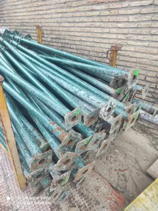 Puntales metálicos verdes