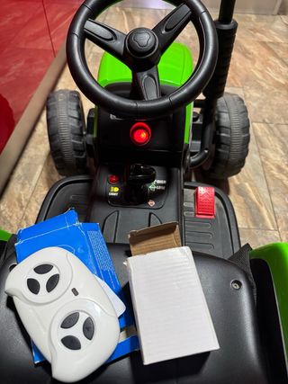 Tractor a batería con remolque