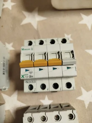 Interruptores automáticos trifásicos