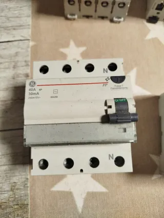 Interruptores automáticos trifásicos