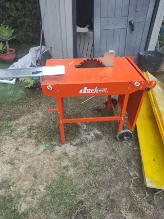 Sierra de mesa naranja