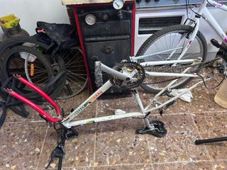 Cuadro y llantas de bicicleta