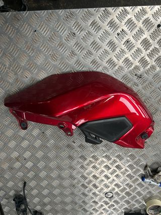 Tapa Carenado deposito Trasero Yamaha Tracer izq