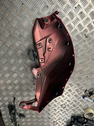 Tapa Carenado deposito Trasero Yamaha Tracer izq
