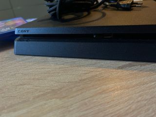 PS4 Slim 1TB Nera + Giochi e Accessori