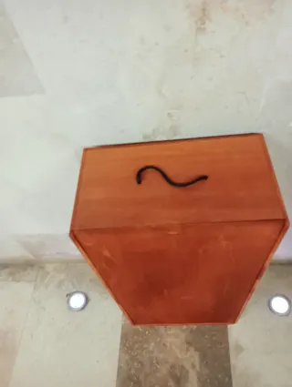 Caja de madera con ruedas
