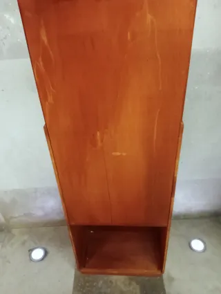 Caja de madera con ruedas