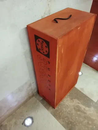 Caja de madera con ruedas