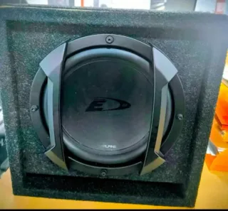 Subwoofer Alpine E8 con amplificador