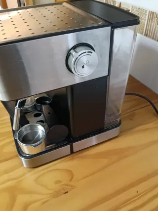 Cafetera Cecotec completa, enciende pero no bombea