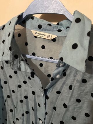 Blusa Stradivarius lunares azul Talla S
