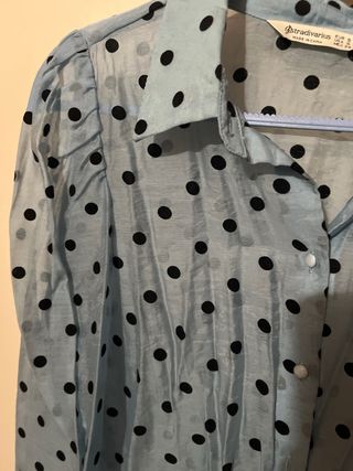 Blusa Stradivarius lunares azul Talla S