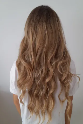 Peluca rubia ondulada realista