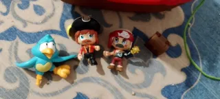 Barco pirata de juguete con figuras pin y pon