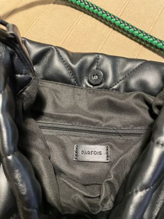 Bolso negro acolchado con asa verde