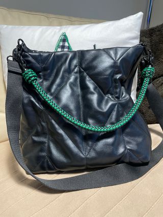 Bolso negro acolchado con asa verde