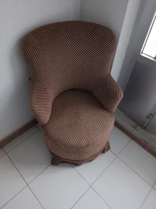 Sillón de tela marrón