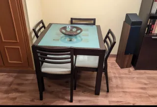 Mesa de comedor extensible y 4 sillas