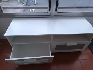 Mueble TV blanco con cajones y cristal