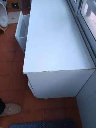 Mueble TV blanco con cajones y cristal