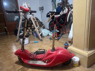 Patinete eléctrico antiguo rojo