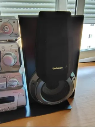 Cadena hifi technic-minicadena negra y plata.