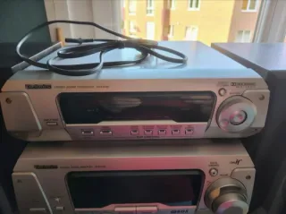 Cadena hifi technic-minicadena negra y plata.