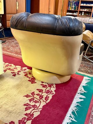 Sillón giratorio siguiendo estilo de Joe Colombo