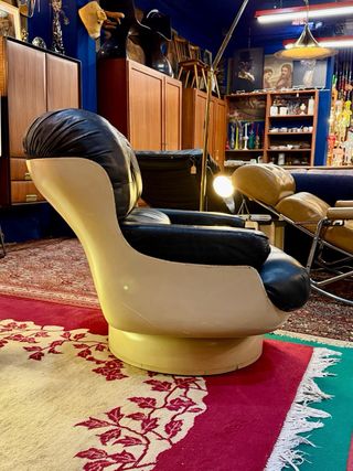 Sillón giratorio siguiendo estilo de Joe Colombo