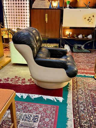 Sillón giratorio siguiendo estilo de Joe Colombo