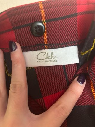 Falda de cuadros roja y negra