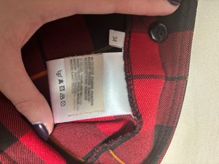 Falda de cuadros roja y negra