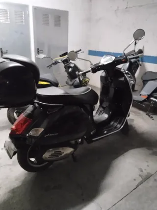 Vespa GTS 125 Negra Automática.