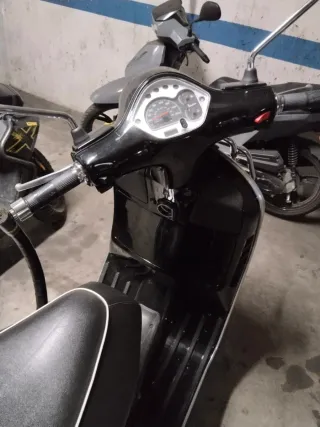 Vespa GTS 125 Negra Automática.