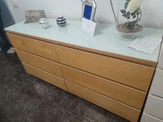 Cómoda de madera y cristal