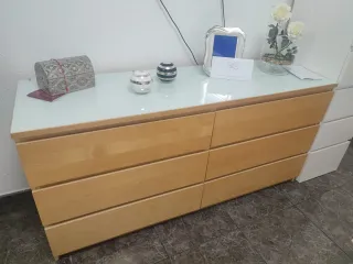 Cómoda de madera y cristal