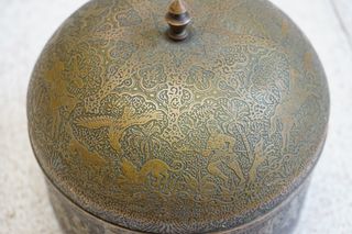 Caja decorativa latón con grabados arte islamico