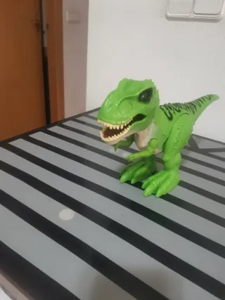 Dinosaurio de juguete verde
