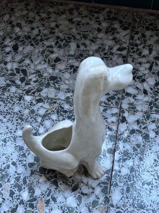 Figura de perro de cerámica blanca