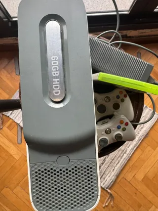 Xbox 360 Blanca + Mando + Juego Sims 3