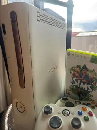 Xbox 360 Blanca + Mando + Juego Sims 3